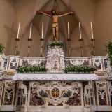 ...� composta da un altare marmoreo intarsiato...